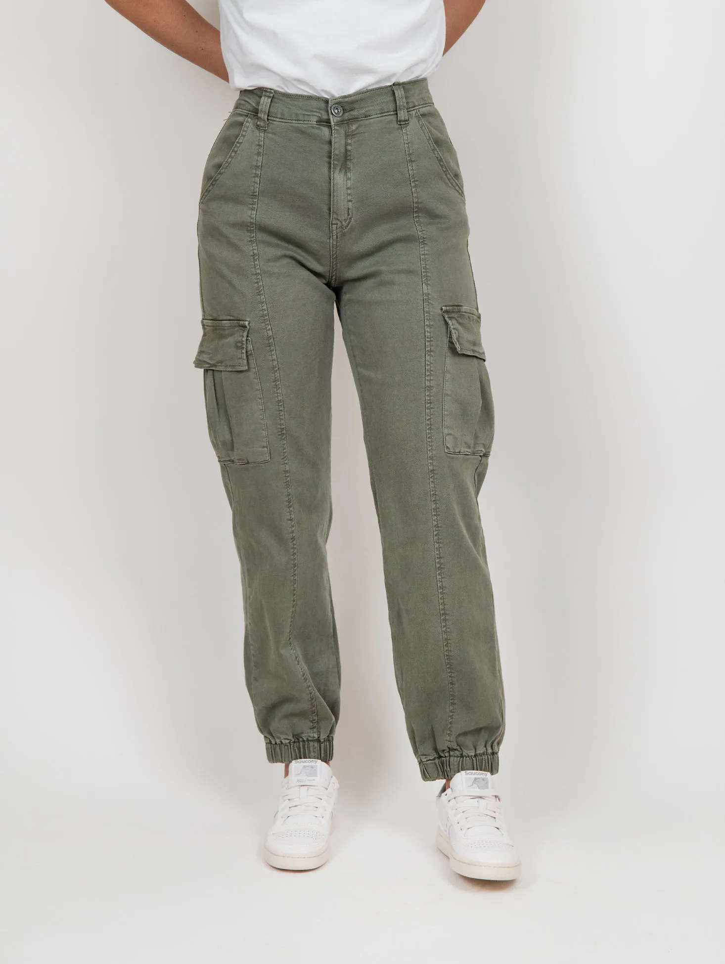 Pantalone cargo in cotone verde con fondo stretto