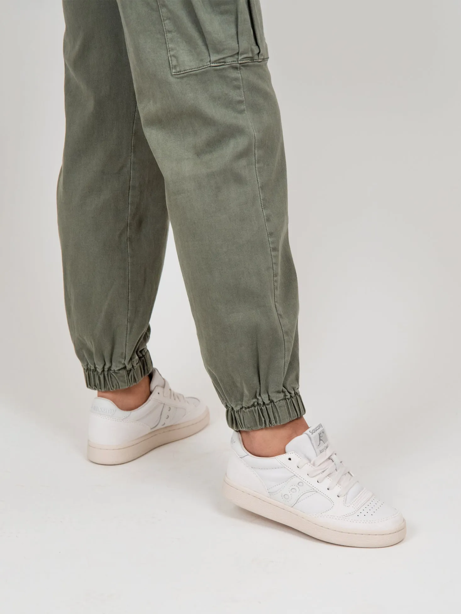 Pantalone cargo in cotone verde con fondo stretto