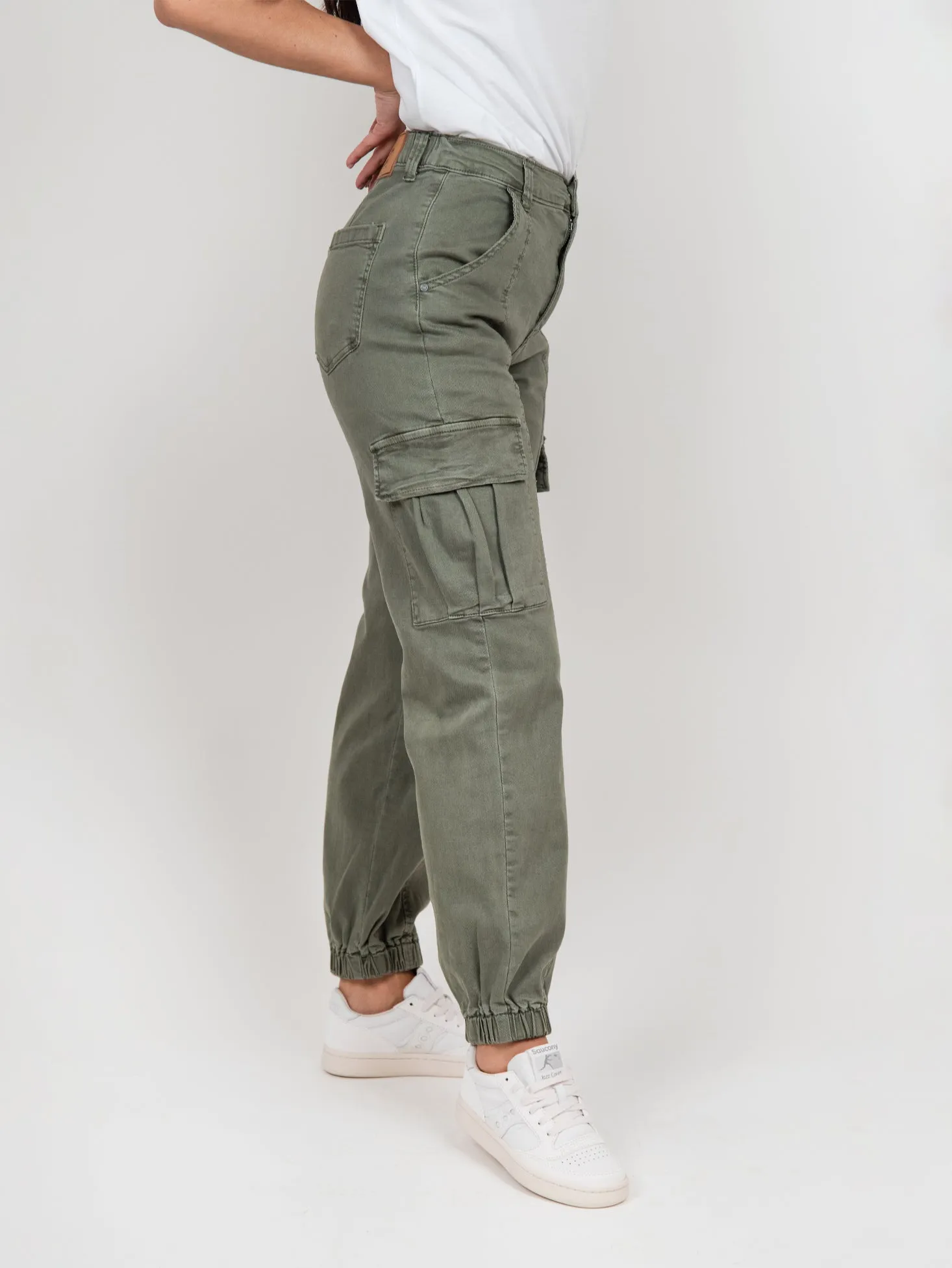 Pantalone cargo in cotone verde con fondo stretto