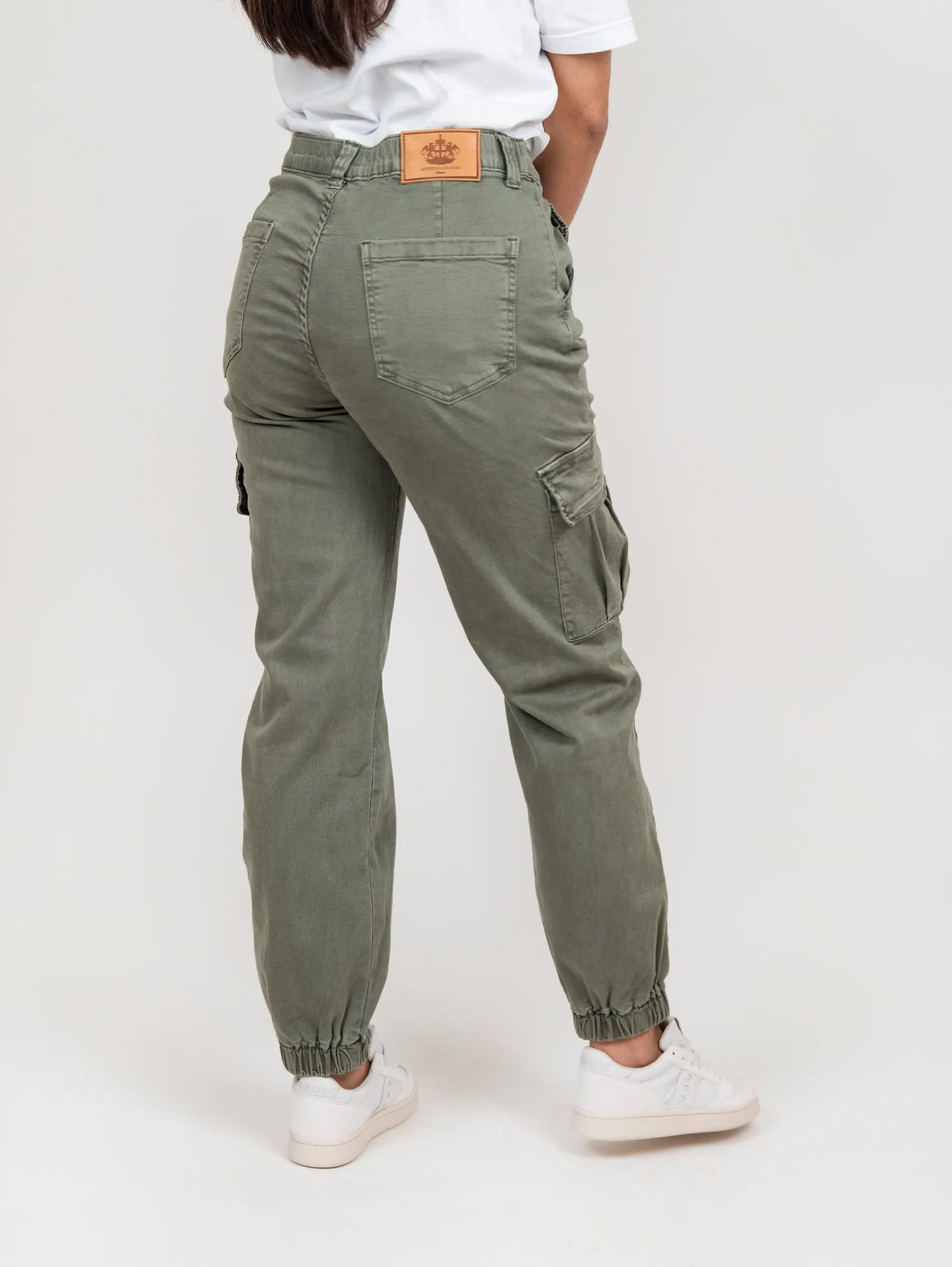 Pantalone cargo in cotone verde con fondo stretto